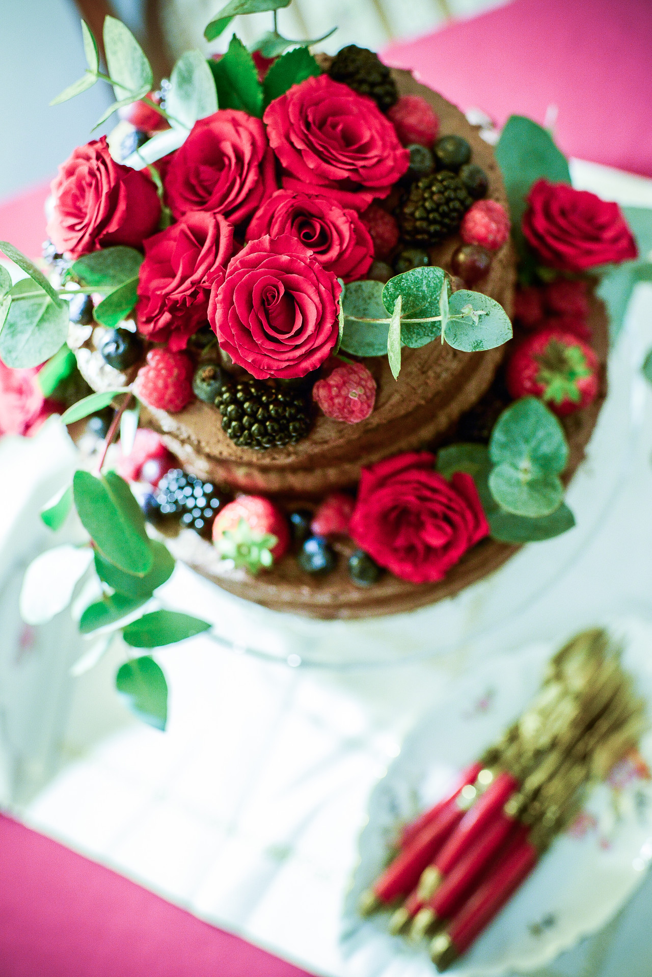 Naked cake élővirág dekorációval
